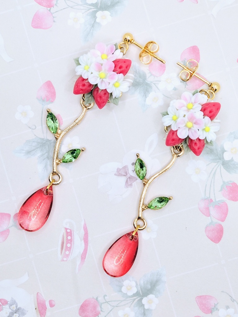 516 苺ブーケピアス