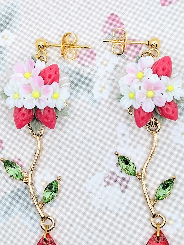 516 苺ブーケピアス