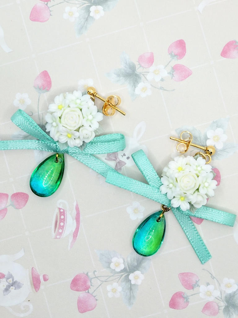 486 白桜のリボンピアス（ゴールド）