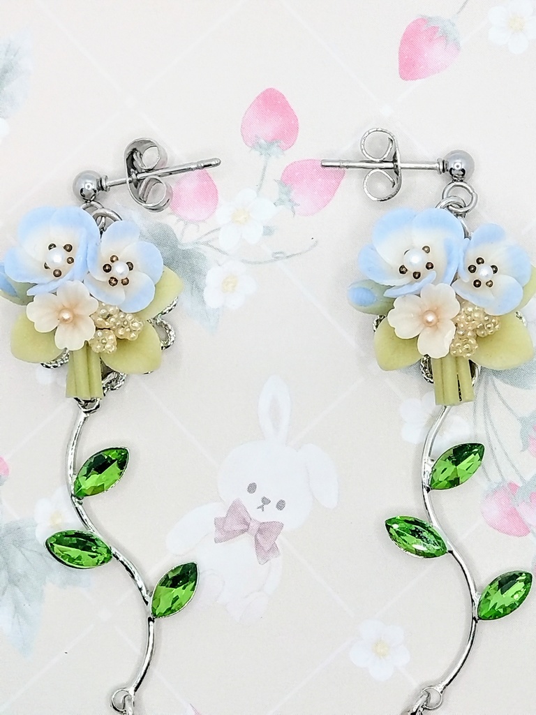 496 ネモフィラのブーケロングピアス