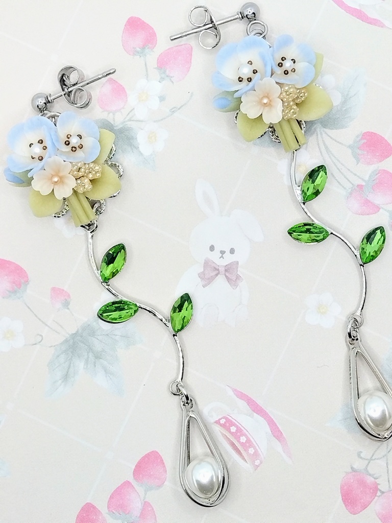 496 ネモフィラのブーケロングピアス