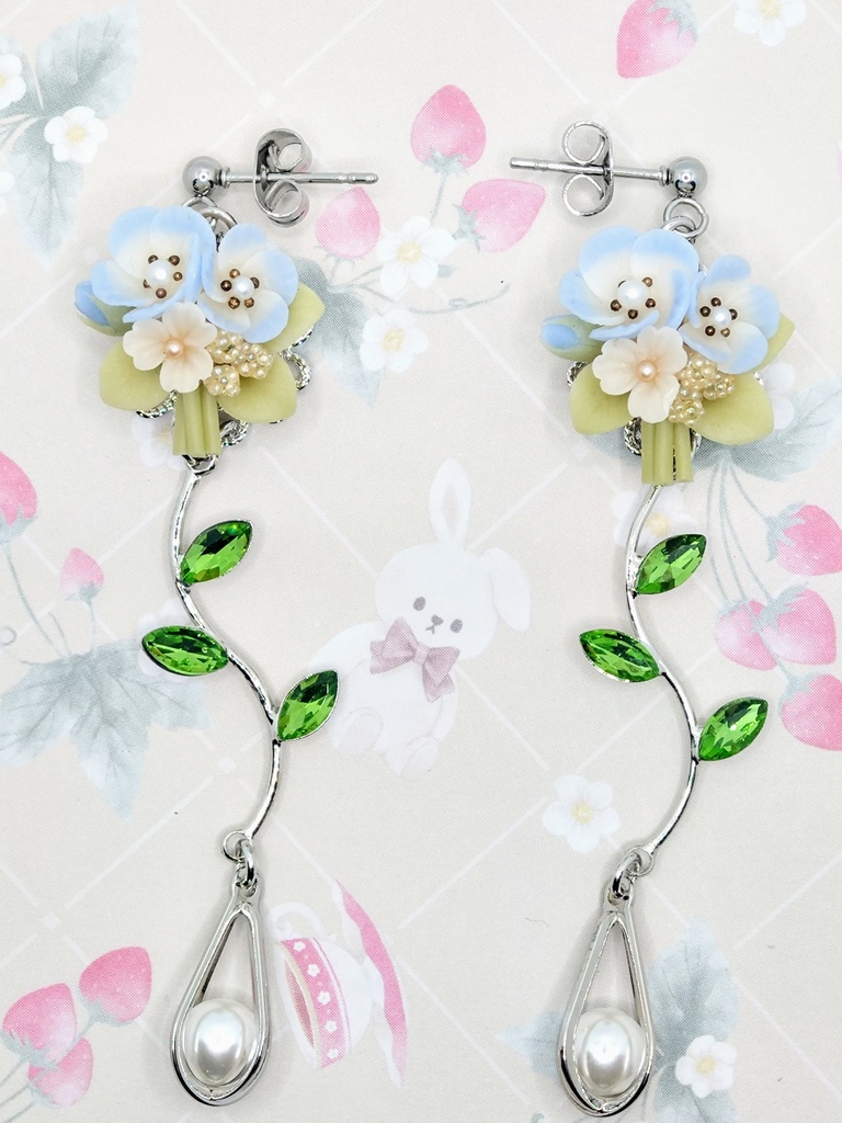 496 ネモフィラのブーケロングピアス