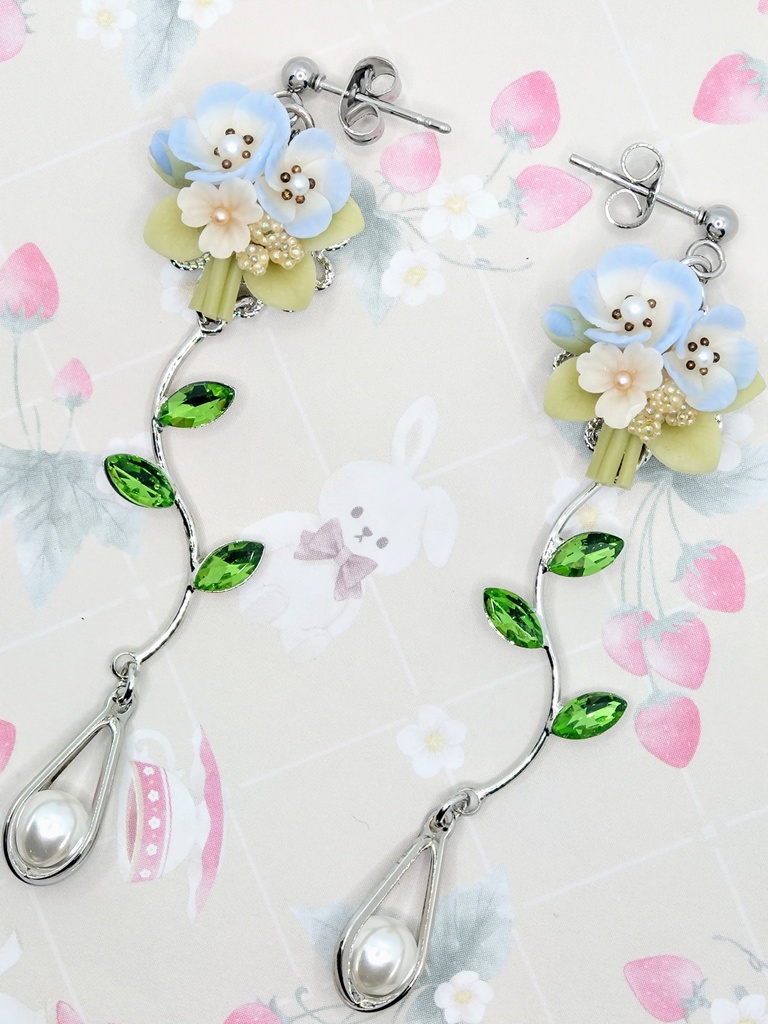 496 ネモフィラのブーケロングピアス