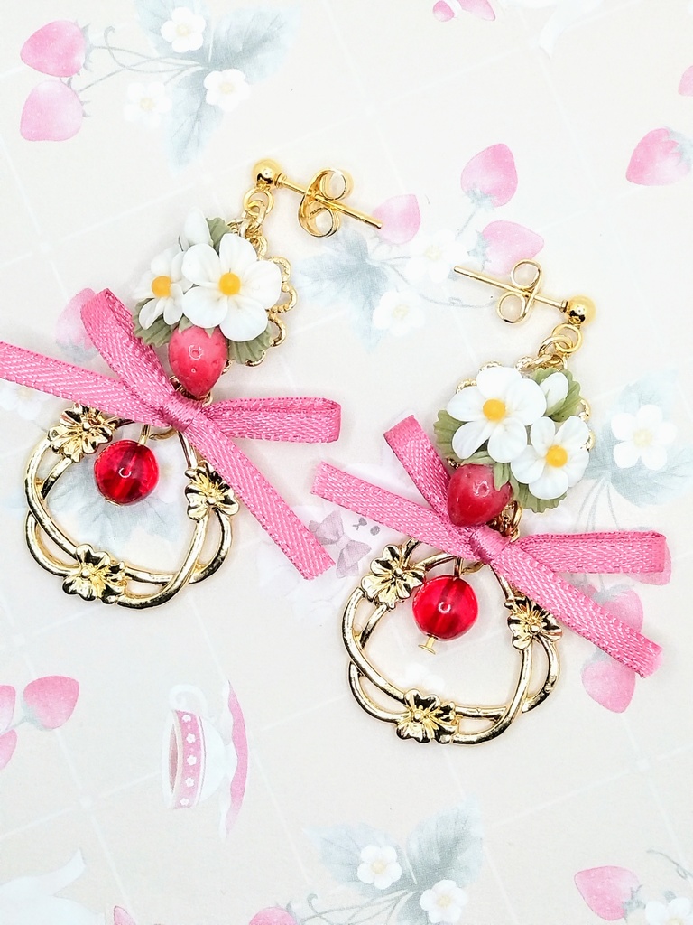 514 苺ブーケとリボンピアス(ゴールド)