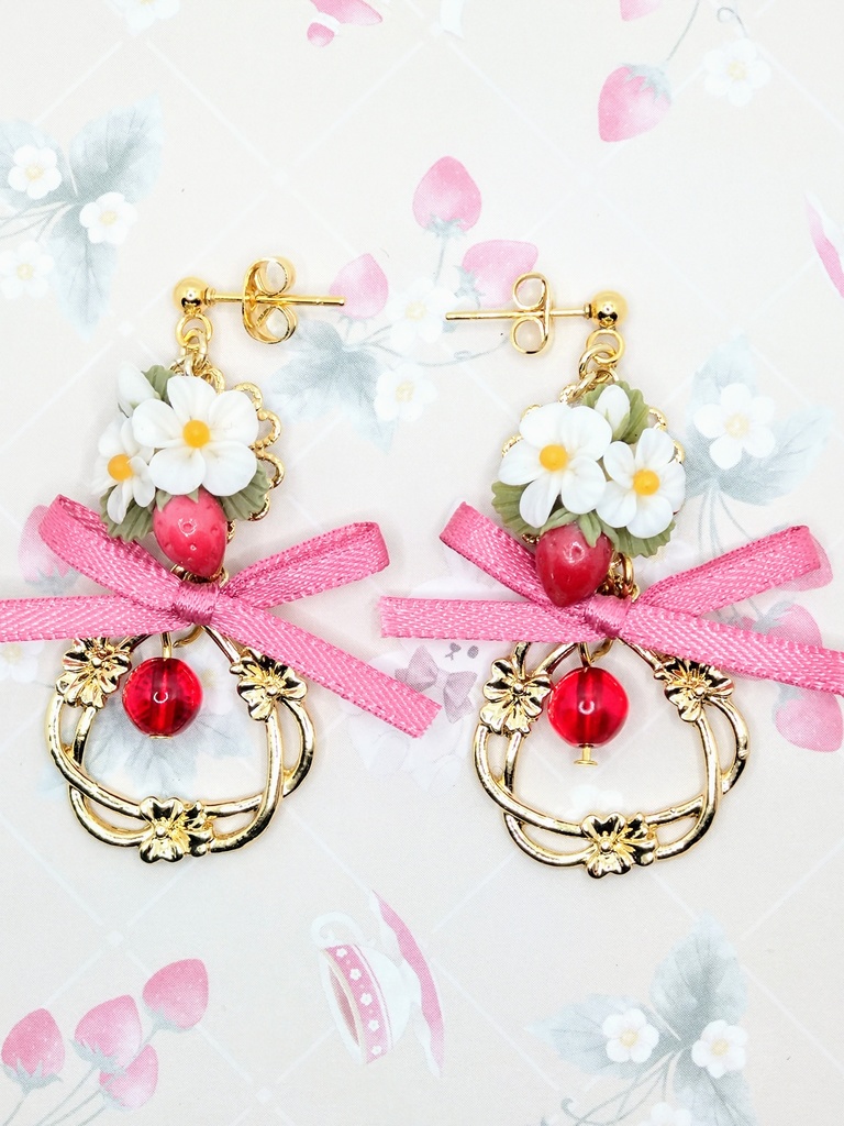 514 苺ブーケとリボンピアス(ゴールド)