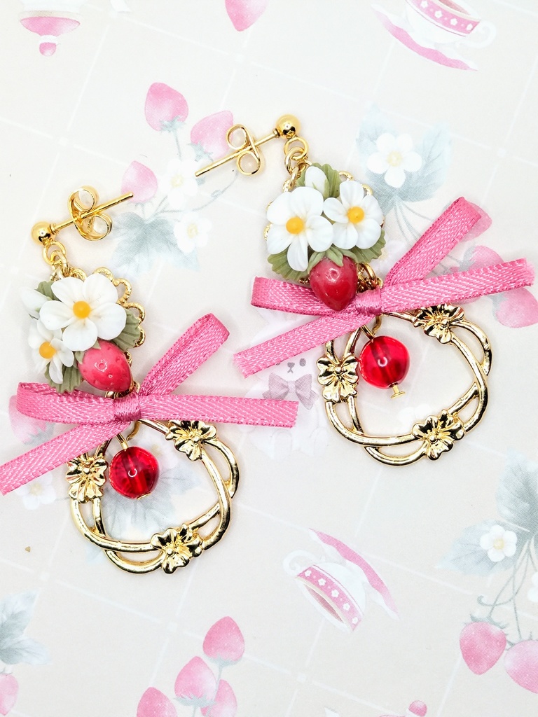 514 苺ブーケとリボンピアス(ゴールド)