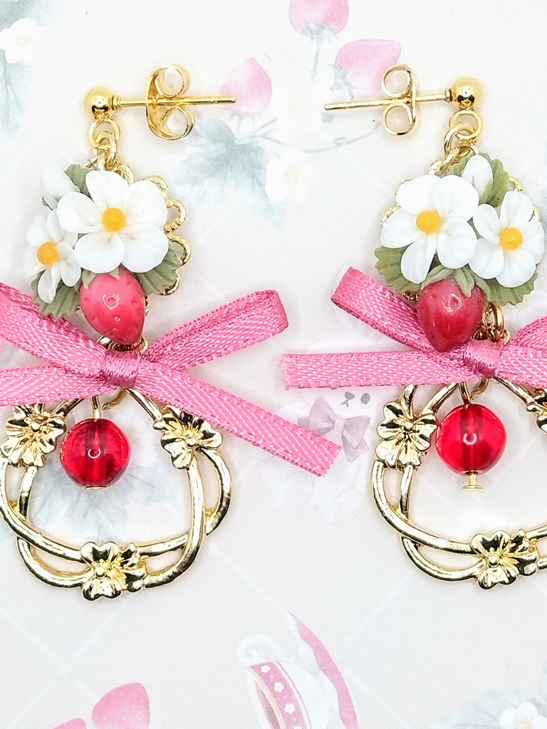 514 苺ブーケとリボンピアス(ゴールド)