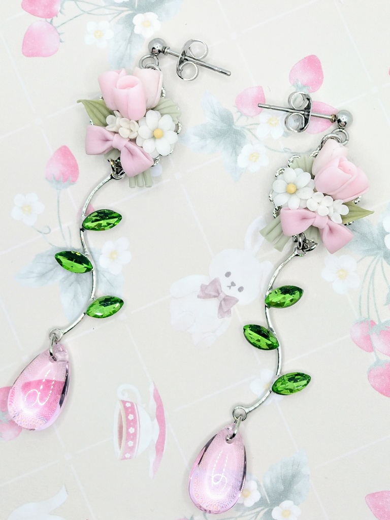 524 ピンクのチューリップリボンブーケのピアス