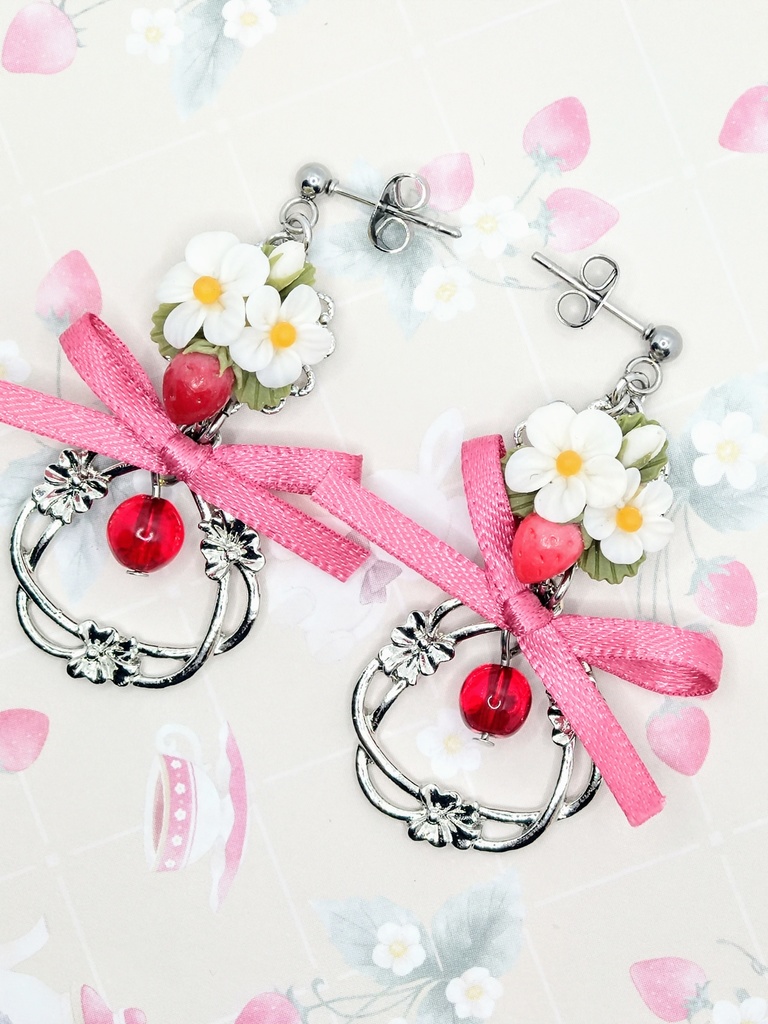 515 苺ブーケとリボンピアス(ロジウム)