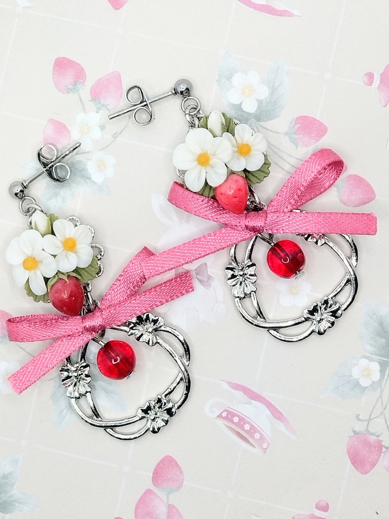515 苺ブーケとリボンピアス(ロジウム)
