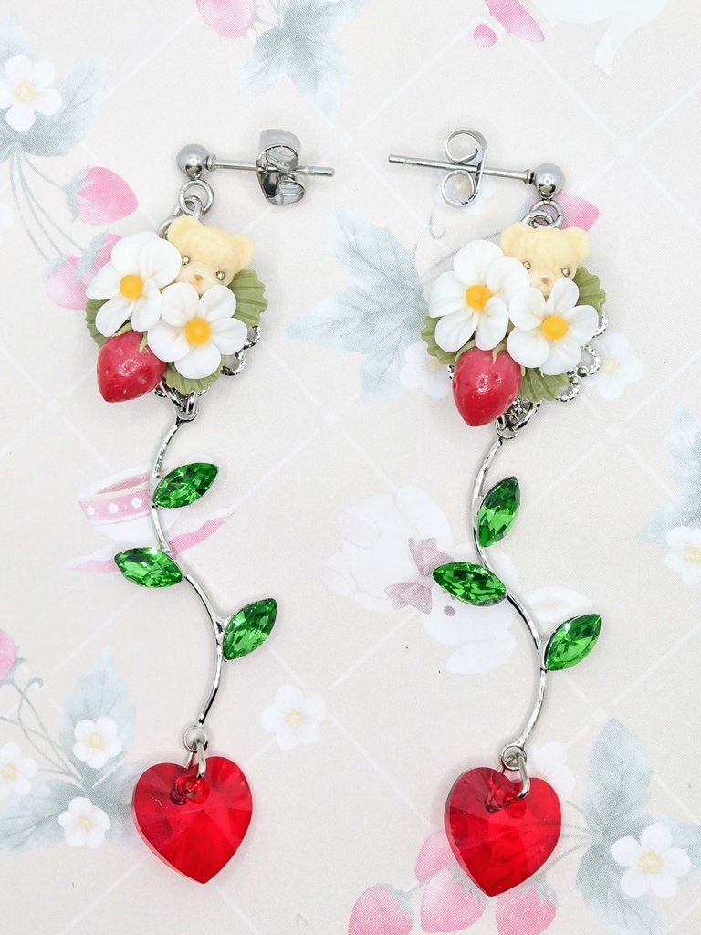 500 いちごとちびくまちゃんブーケのロングピアス