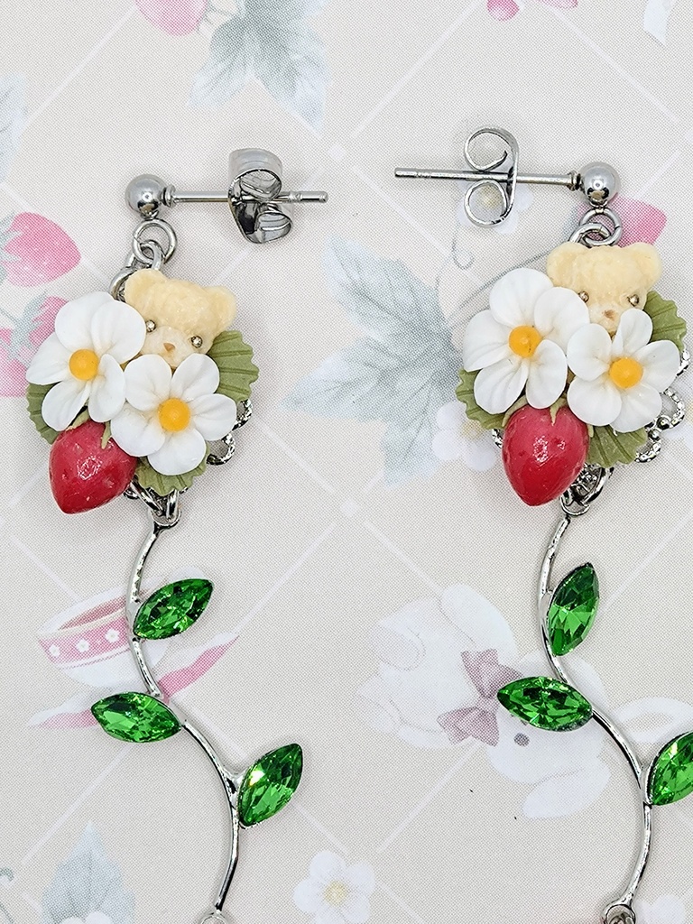 500 いちごとちびくまちゃんブーケのロングピアス