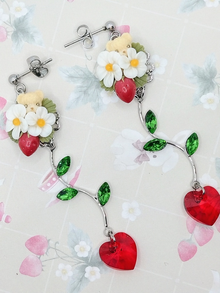 500 いちごとちびくまちゃんブーケのロングピアス