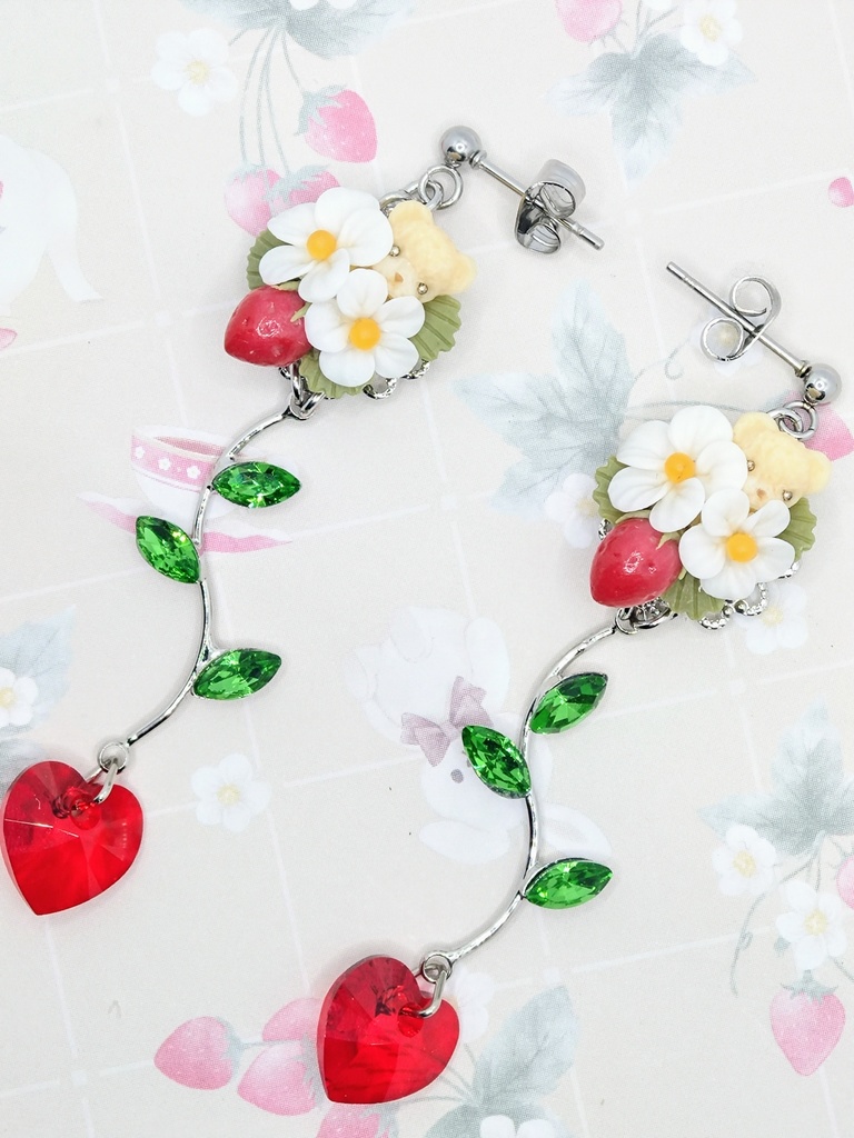 500 いちごとちびくまちゃんブーケのロングピアス