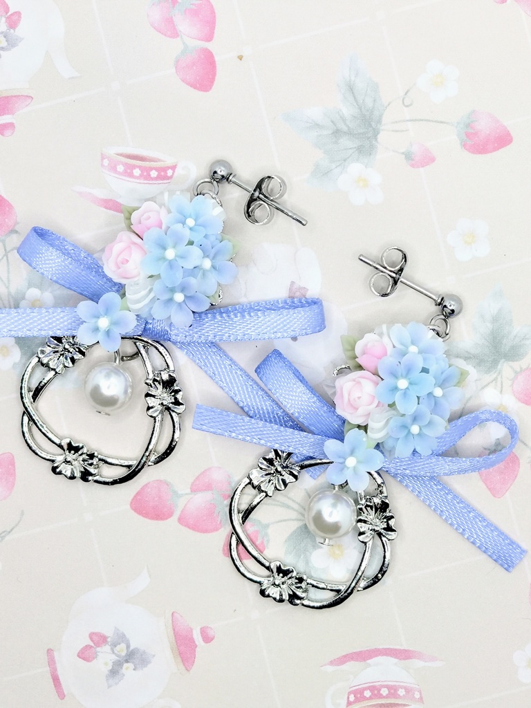 495 青い桜のキャスケードブーケピアス(リースチャーム)