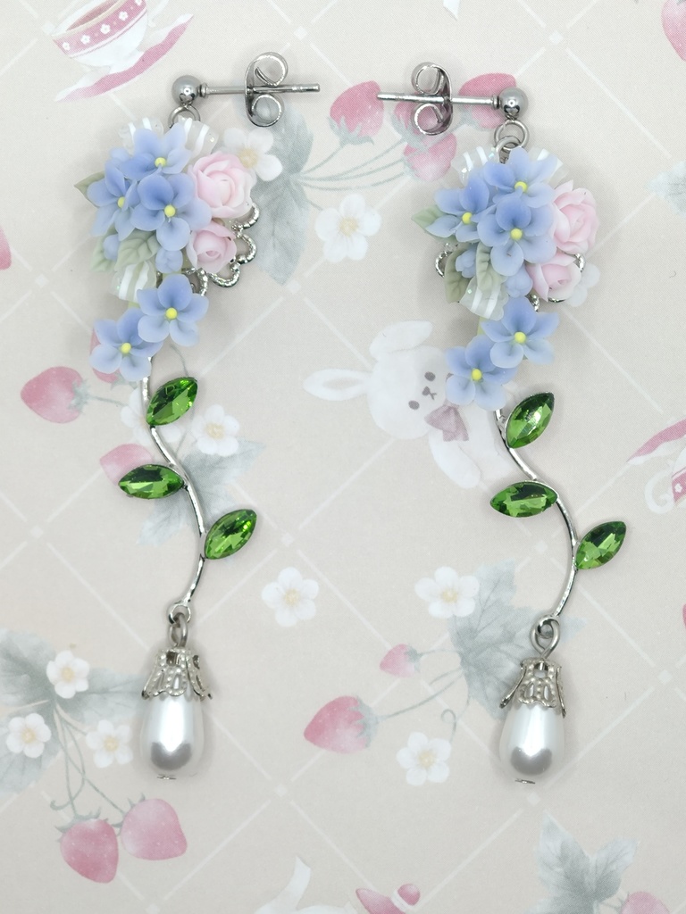 587 青いすみれのブーケロングピアス