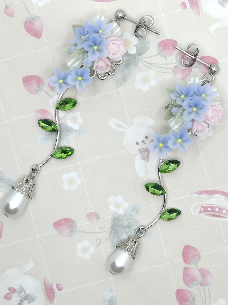 587 青いすみれのブーケロングピアス