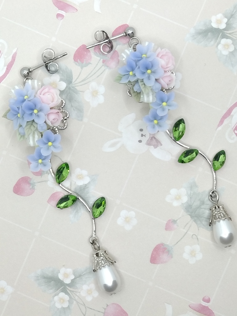 587 青いすみれのブーケロングピアス