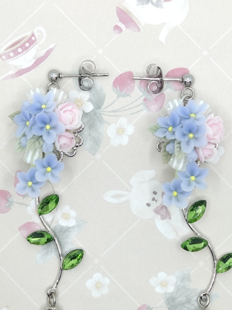 587 青いすみれのブーケロングピアス
