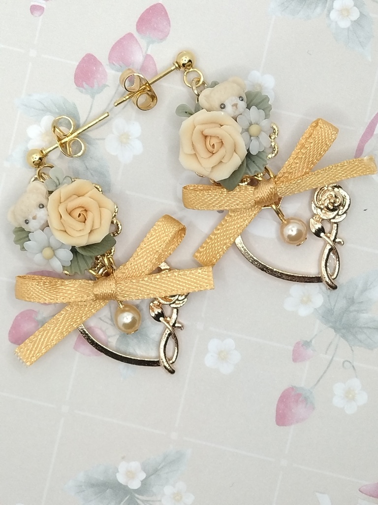 579 バラとちびくまちゃんブーケのリボンピアス