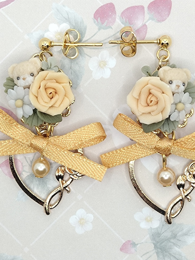 579 バラとちびくまちゃんブーケのリボンピアス