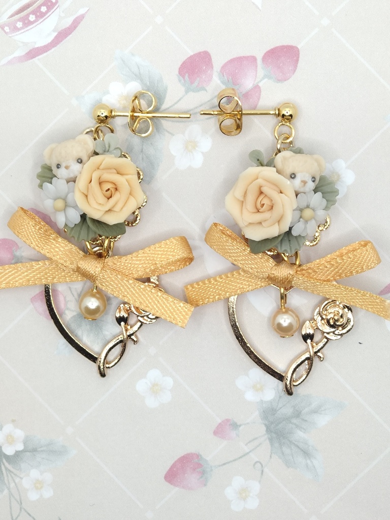 579 バラとちびくまちゃんブーケのリボンピアス
