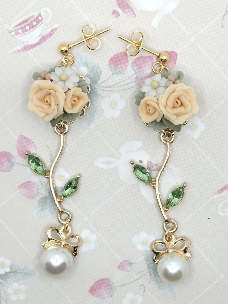 583 バラのブーケロングピアス