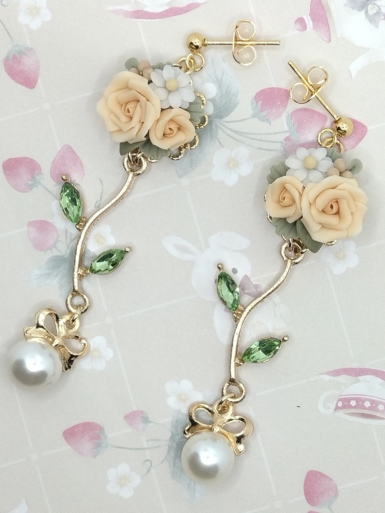 583 バラのブーケロングピアス