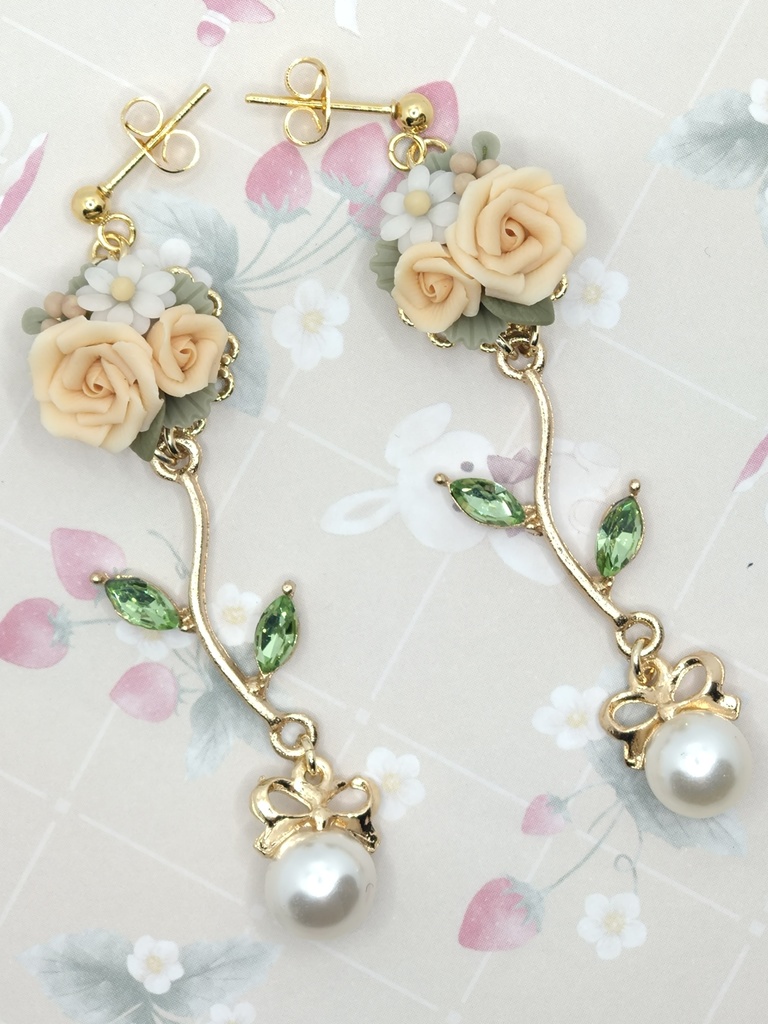 583 バラのブーケロングピアス