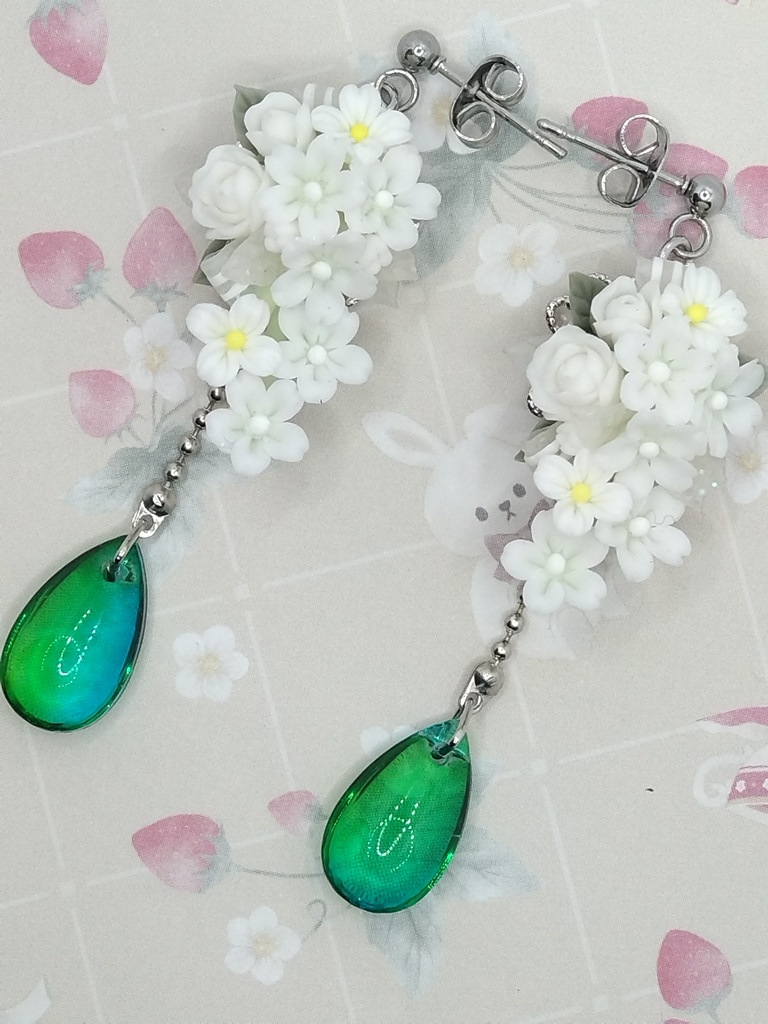 586　白桜のブーケピアス