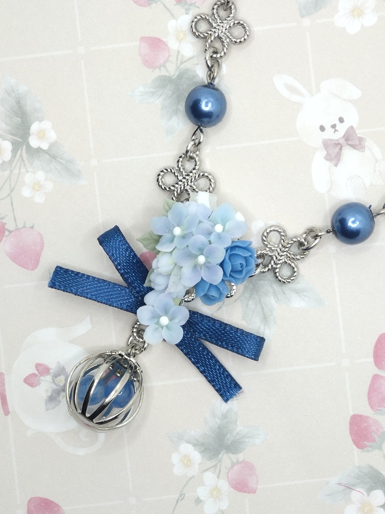 591 デルフィニウムのブーケネックレス(かごチャーム)