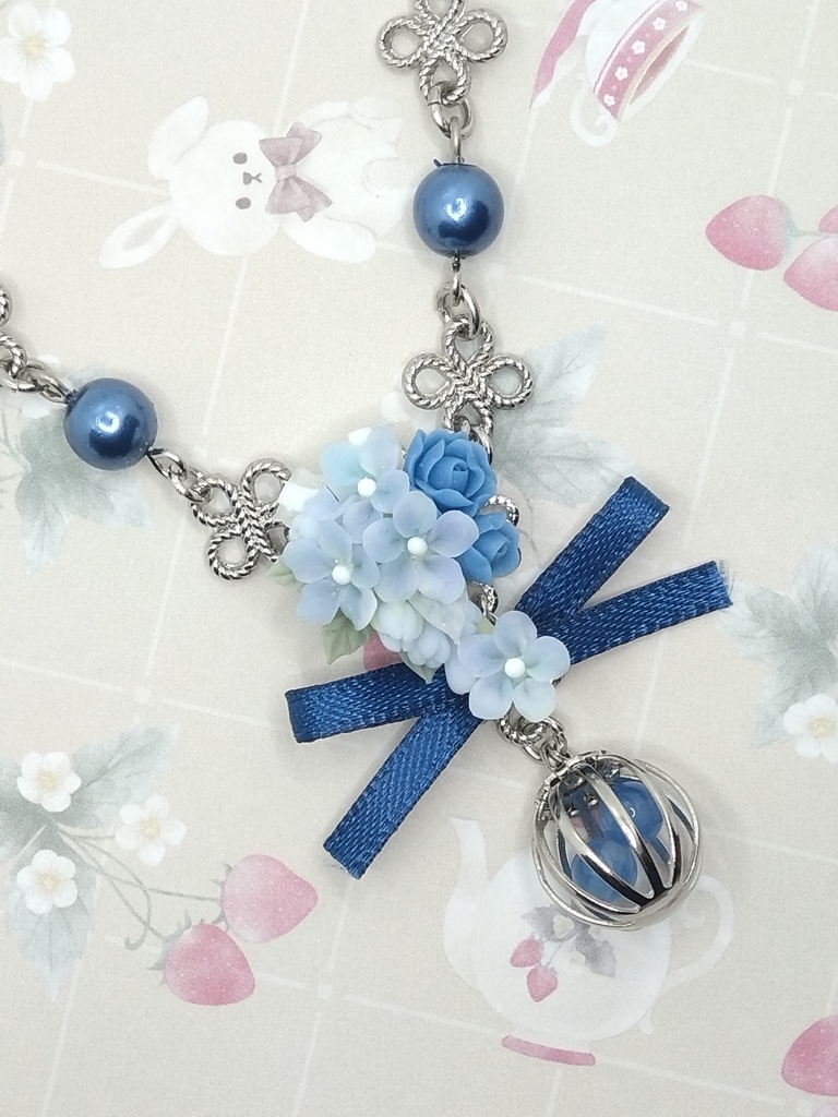 591 デルフィニウムのブーケネックレス(かごチャーム)
