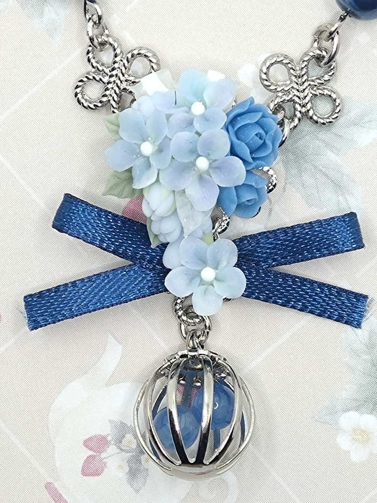 591 デルフィニウムのブーケネックレス(かごチャーム)