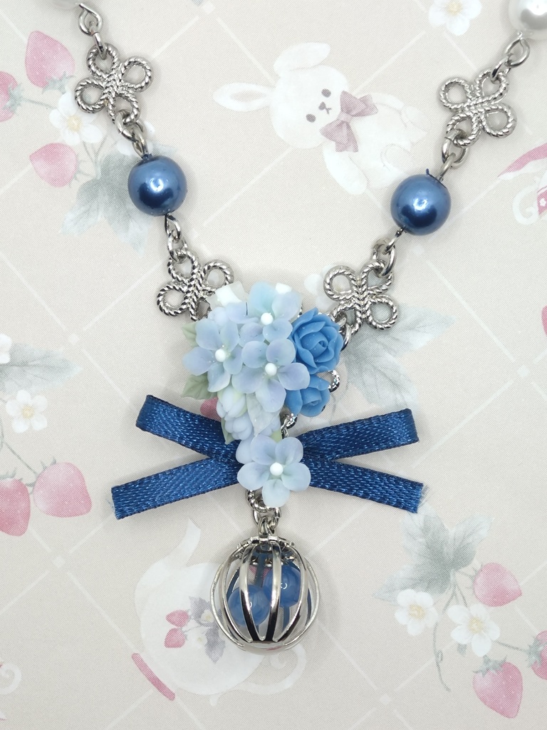 591 デルフィニウムのブーケネックレス(かごチャーム)