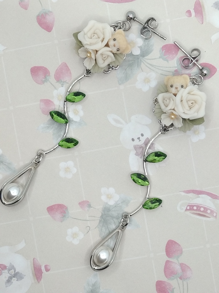 588 白バラとちびくまちゃんブーケのロングピアス