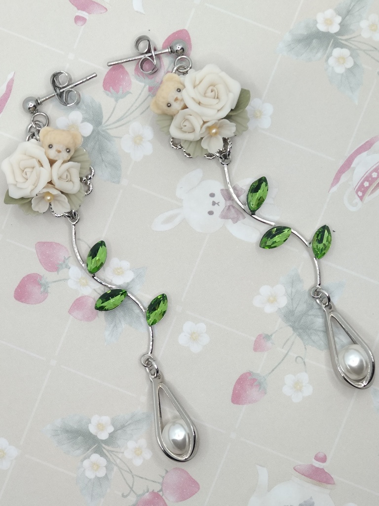 588 白バラとちびくまちゃんブーケのロングピアス