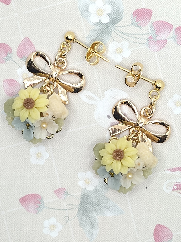 581 ひまわりとちびくまちゃんブーケのピアス