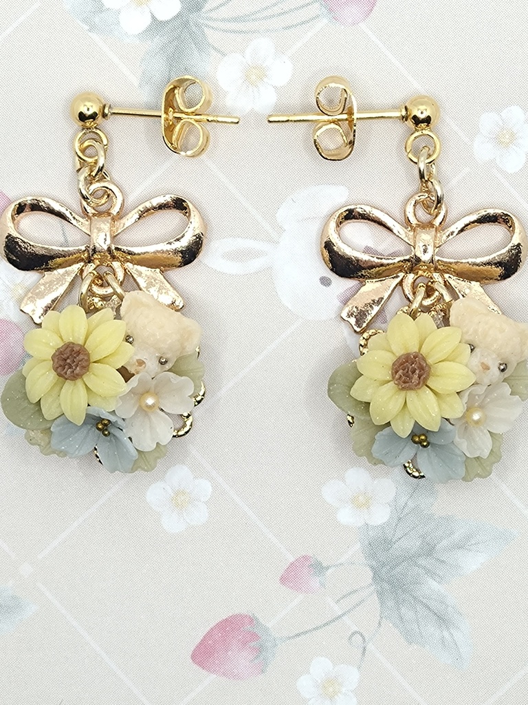 581 ひまわりとちびくまちゃんブーケのピアス
