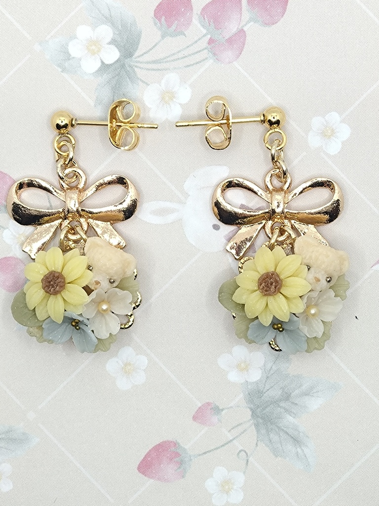 581 ひまわりとちびくまちゃんブーケのピアス