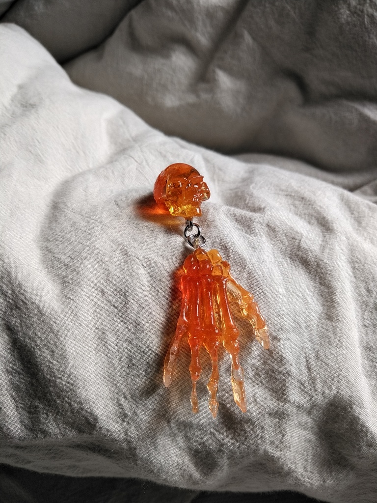 琥珀製オーパーツ的なアクセサリー