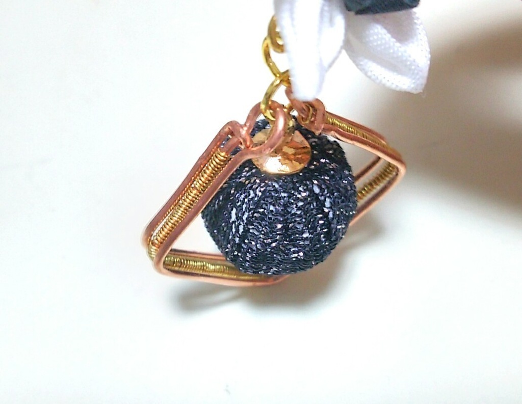 【鬼滅の刃モチーフ】不死川玄弥イメージ・つまみ細工のイヤリング