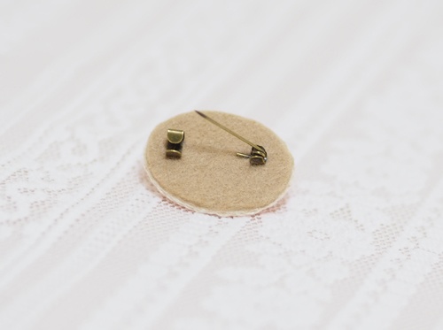 おメリさんのぴょこ毛ブローチ