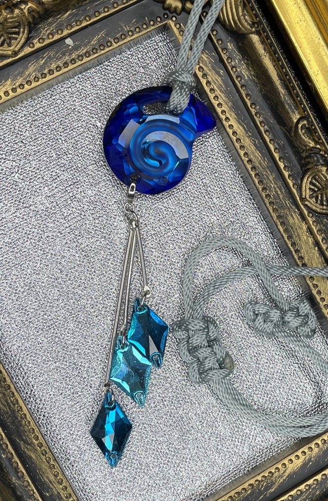 バミューダブルーのアンモナイトネックレス