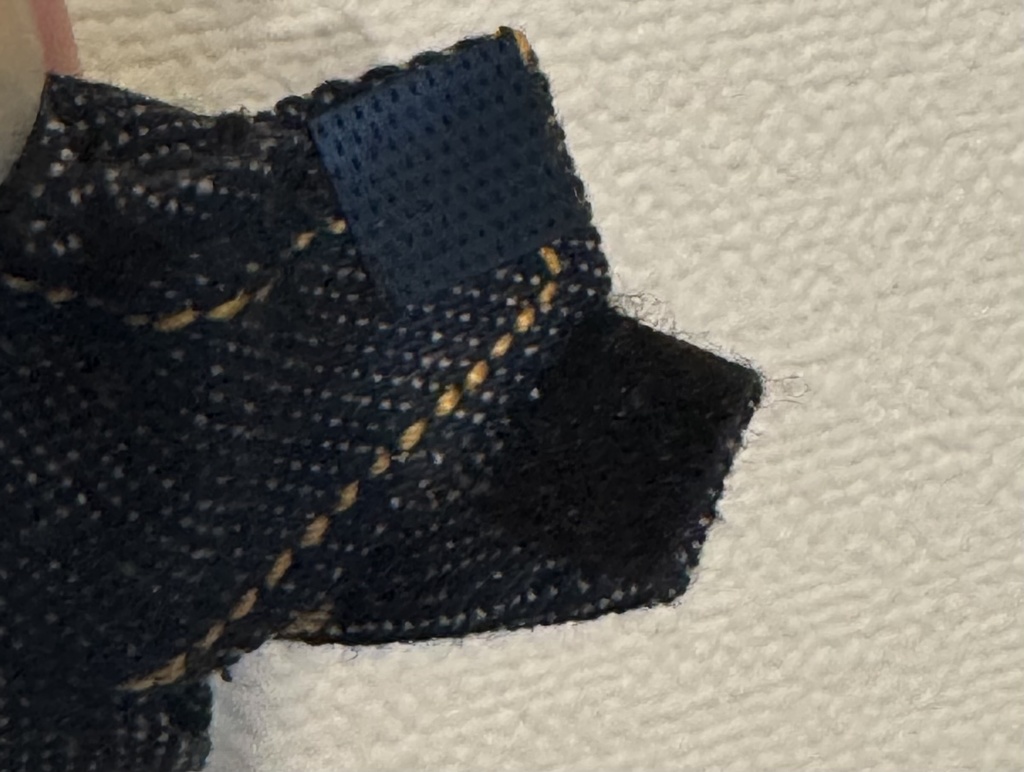 デニムのズボンとサロペット