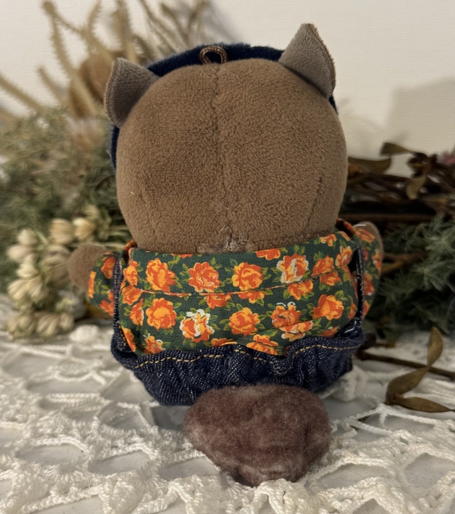 デニムのズボンとサロペット