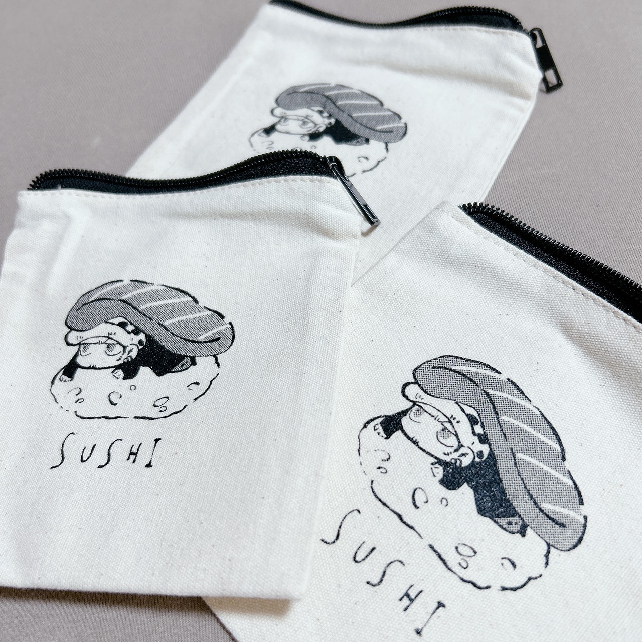 すしろ〜フラットポーチ - 塩のおむすび - BOOTH