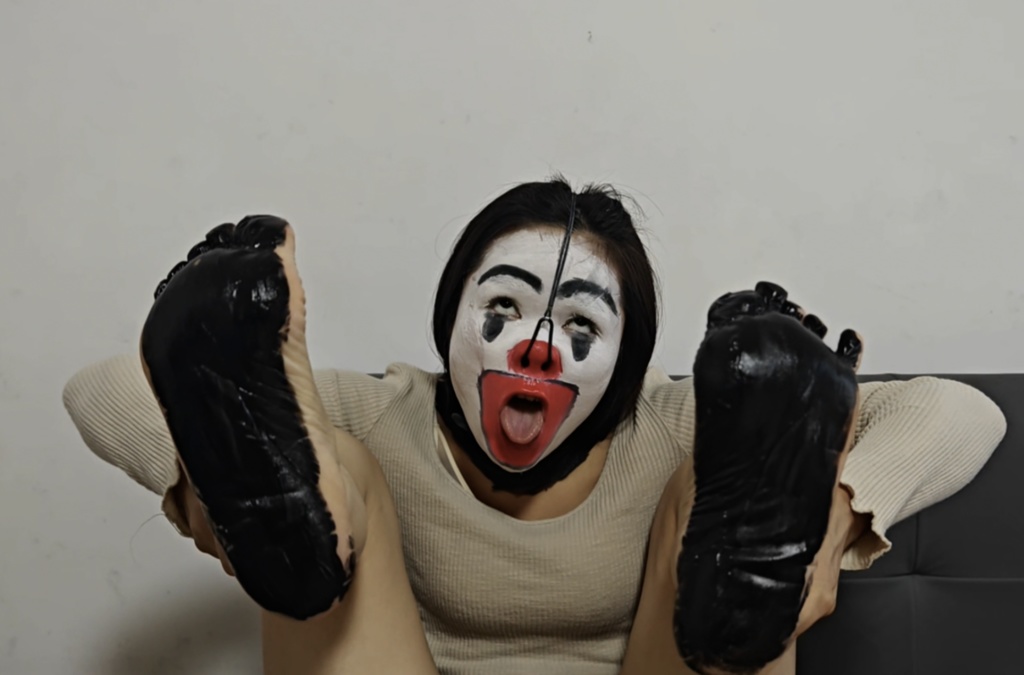 【XM-002】Clown makeup and funny face 2
