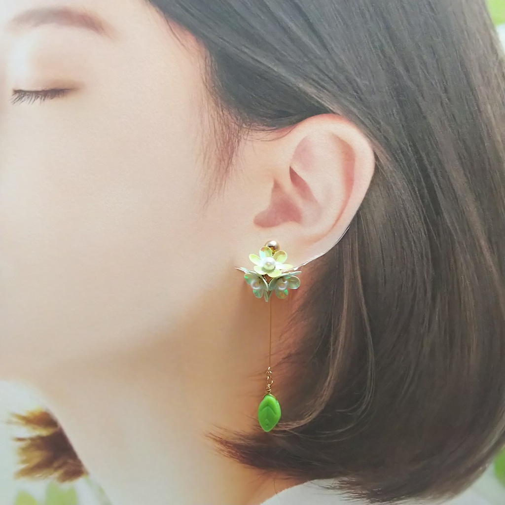 お花とリーフのイヤリング