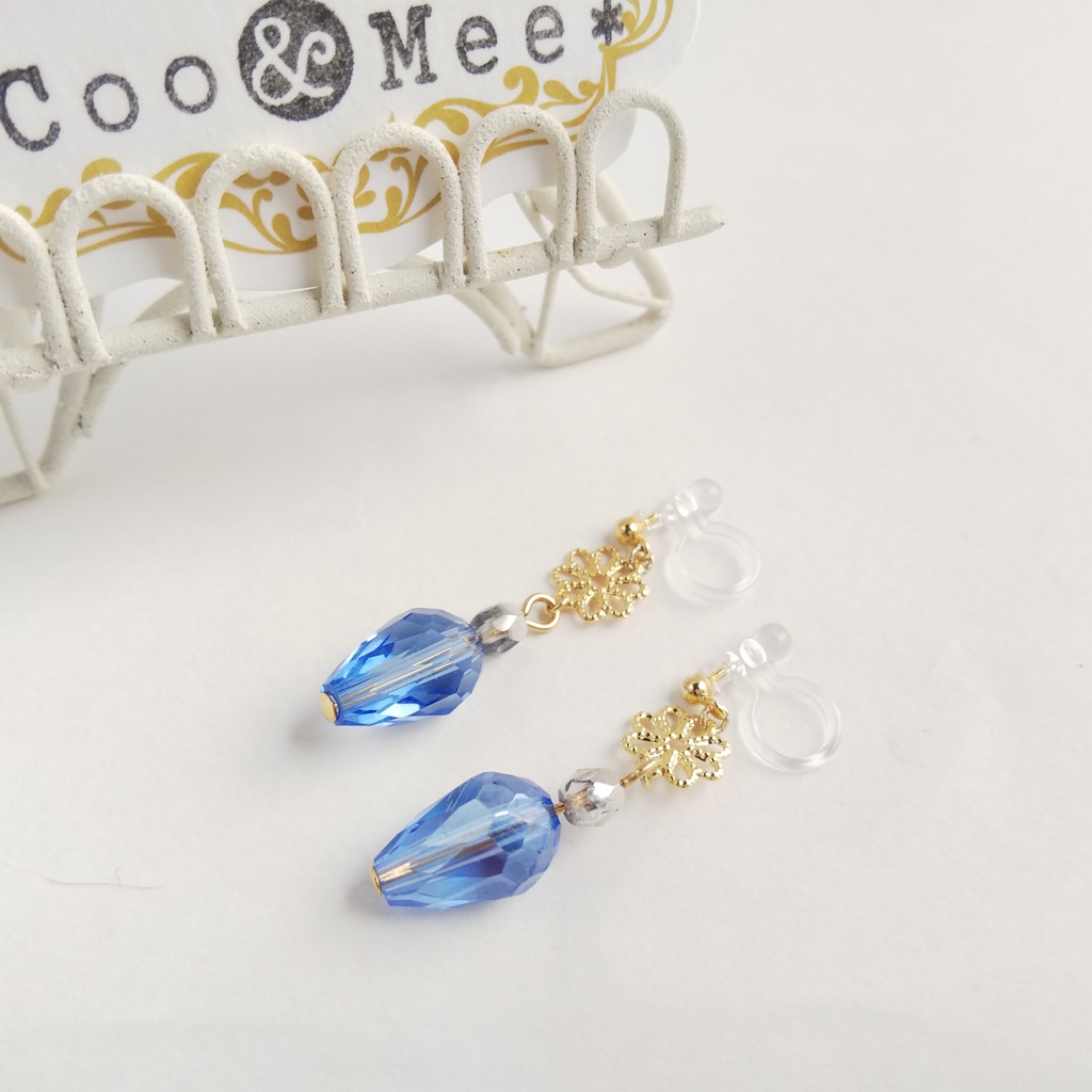 花と香水瓶のイヤリング