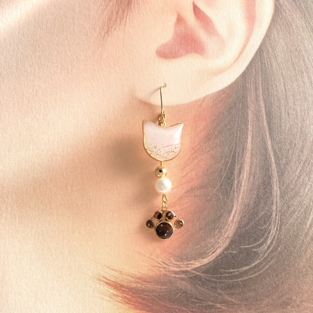 ネコの優雅なピアス